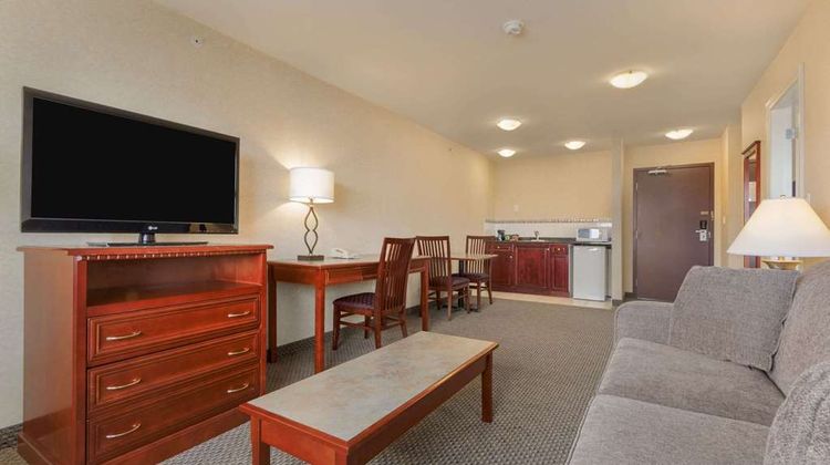 Days Inn & Suites Langley Suite