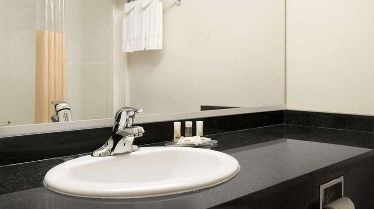 Days Inn & Suites Langley Room