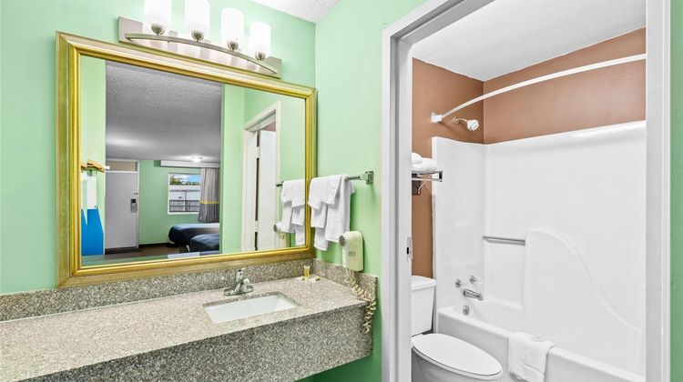 Super 8 Gaffney Suite