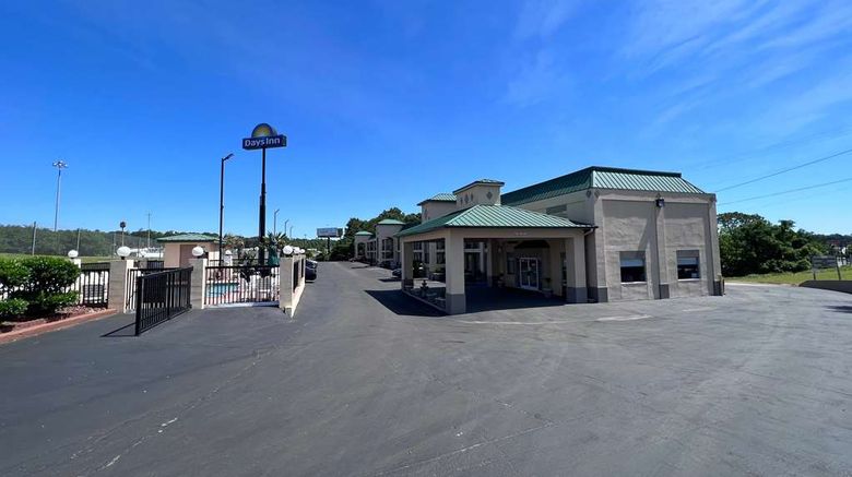 <b>Days Inn Greenville Exterior</b>. Images powered by <a href="https://iceportal.shijigroup.com/" title="IcePortal" target="_blank">IcePortal</a>.