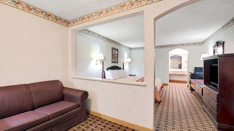 Super 8 Dallas South Suite