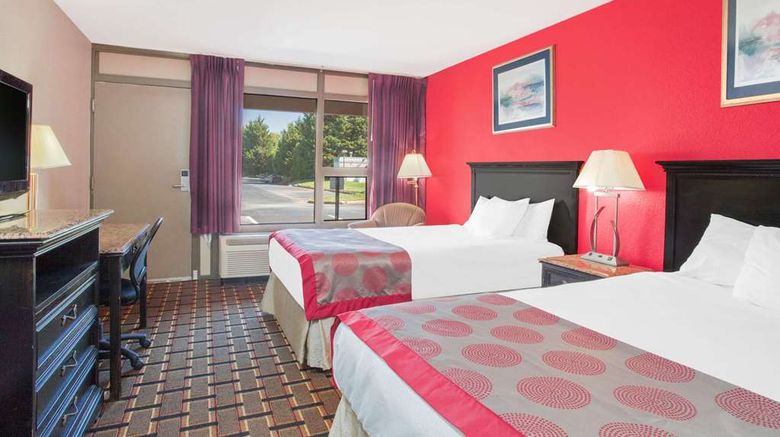 <b>Ramada Edgewood Hotel & Conf Center Room</b>. Images powered by <a href="https://iceportal.shijigroup.com/" title="IcePortal" target="_blank">IcePortal</a>.