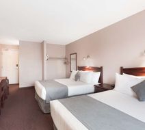 Super 8 Lake Country/Winfield Area Room