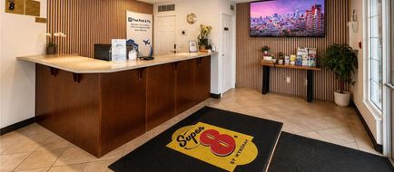 Super 8 Lake Country/Winfield Area Lobby