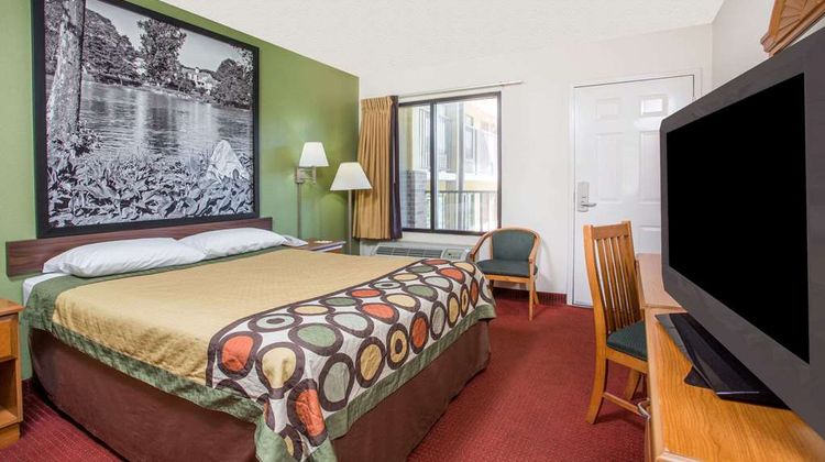 Super 8 Lavonia Room