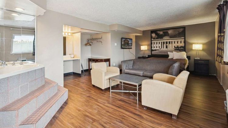 Super 8 Millbury/Toledo Room