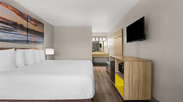 <b>Days Inn Norfolk Room</b>. Images powered by <a href="https://iceportal.shijigroup.com/" title="IcePortal" target="_blank">IcePortal</a>.