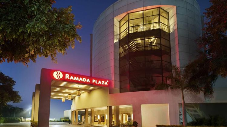 Ramada Plaza JHV Exterior