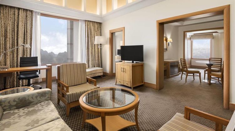 Ramada Plaza JHV Suite