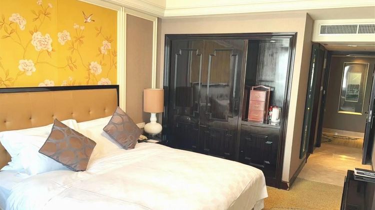 Ramada Plaza Tian Lu Hotel Room