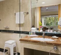 Ramada Plaza Palm Grove Room