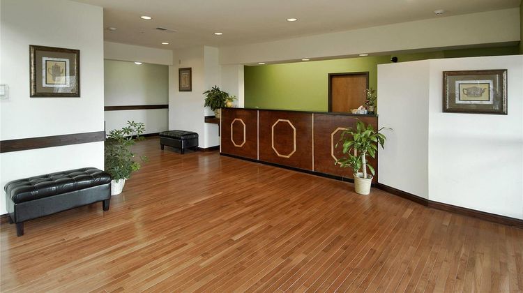 Super 8 Bowling Green North Lobby