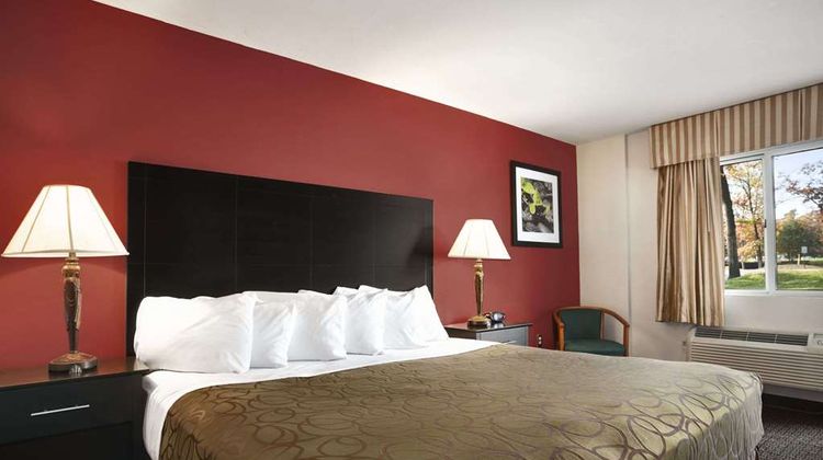 Traverse City MI Travelodge Room