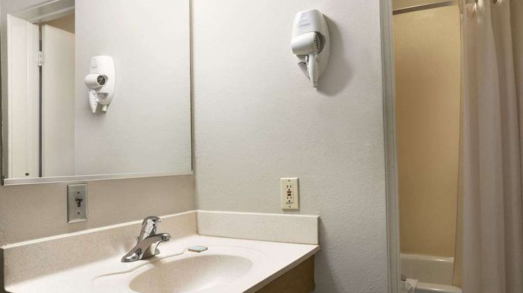 Traverse City MI Travelodge Room