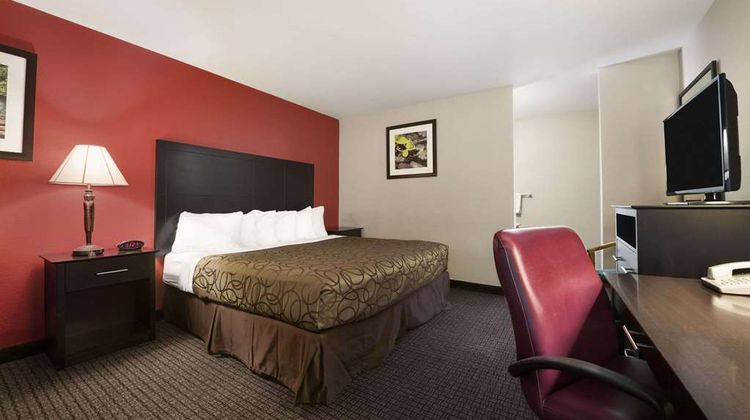 Traverse City MI Travelodge Room