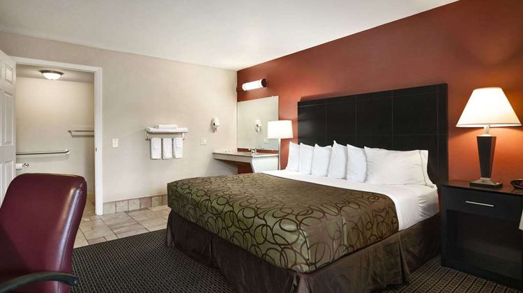 Traverse City MI Travelodge Room