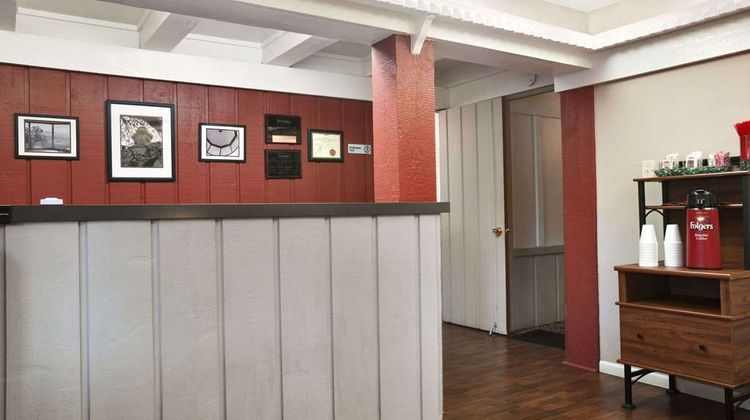 Traverse City MI Travelodge Lobby