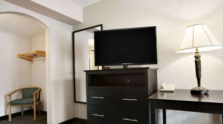 Traverse City MI Travelodge Room