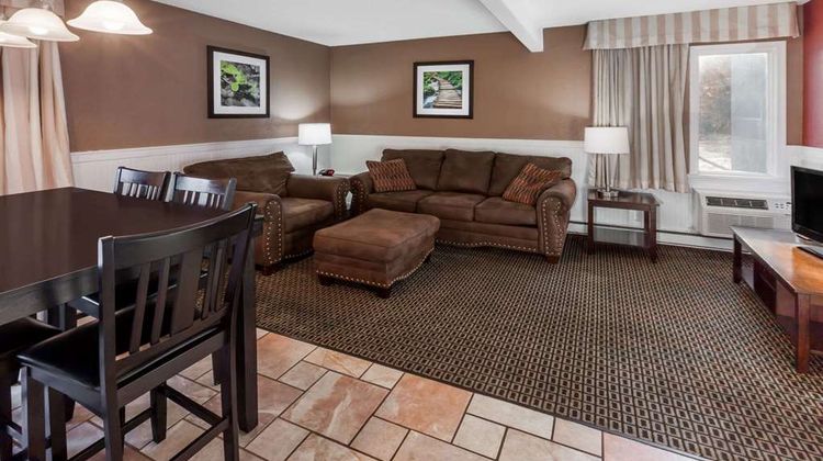 Traverse City MI Travelodge Suite