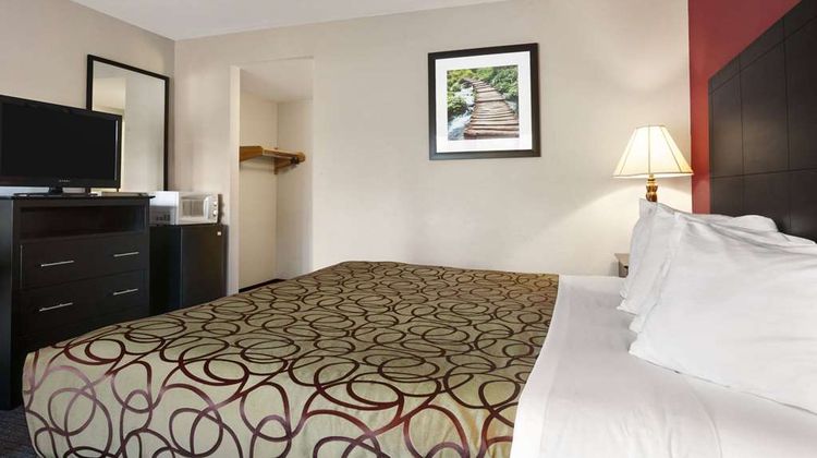 Traverse City MI Travelodge Room