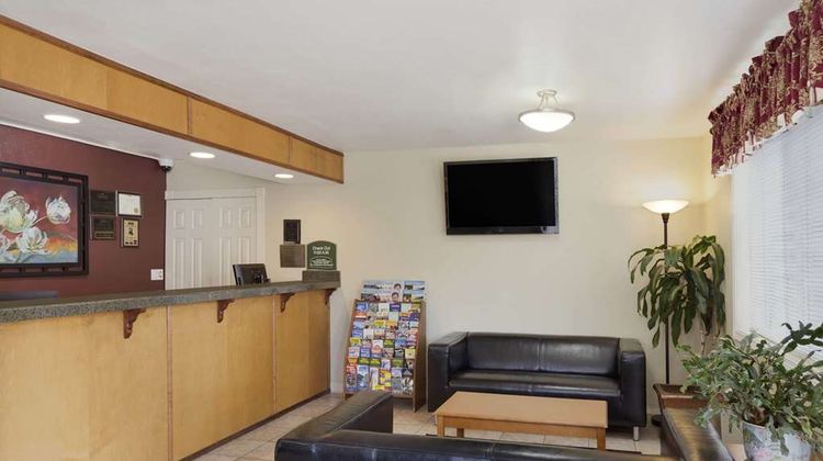 Howard Johnson Inn Salem Lobby