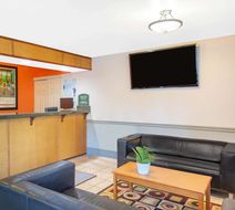 Howard Johnson Inn Salem Lobby