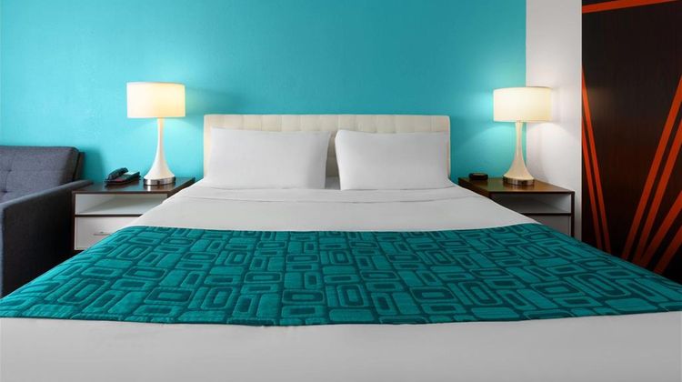 Howard Johnson Detroit Metro Airport Room