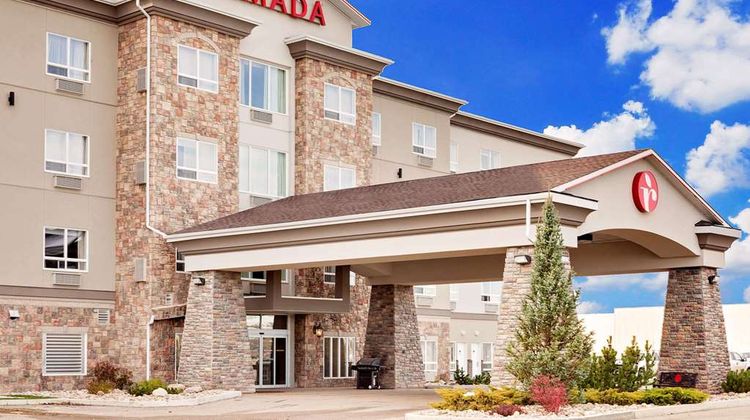 Ramada Stettler Exterior