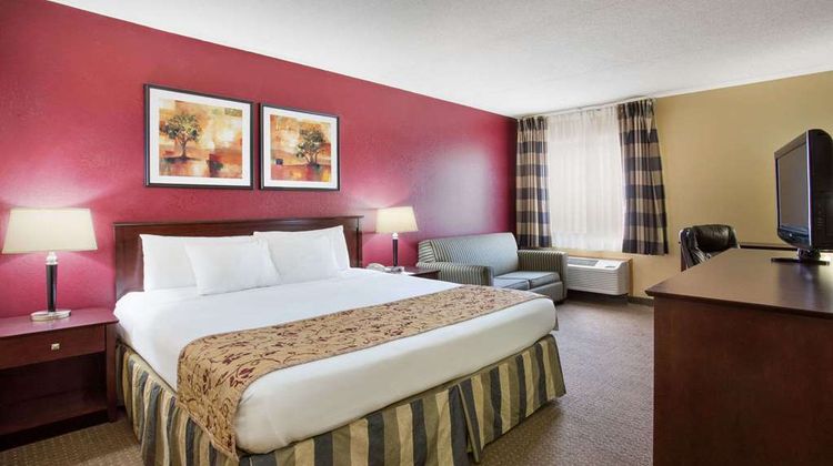 Ramada Bettendorf Suite
