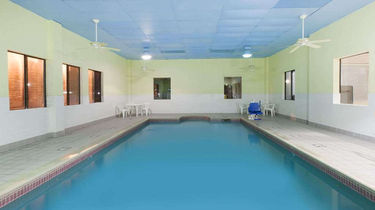 Days Inn/Suites Webster NASA Pool