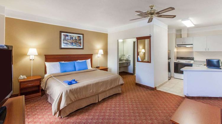 Days Inn/Suites Webster NASA Suite