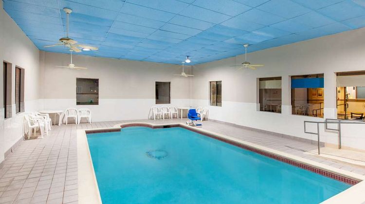 Days Inn/Suites Webster NASA Pool