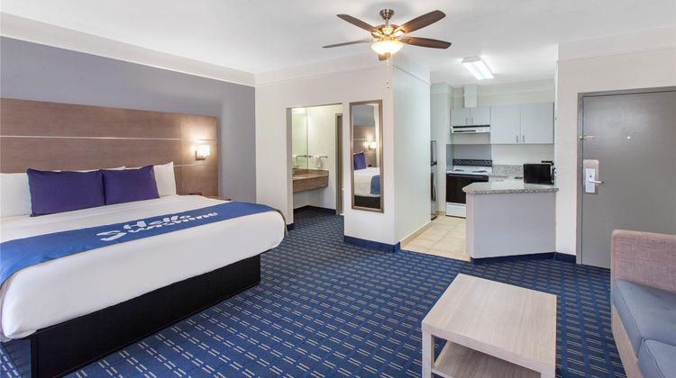 Days Inn/Suites Webster NASA Suite