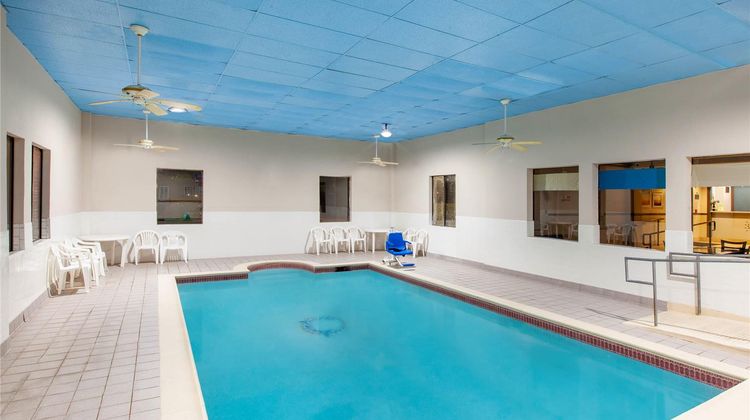 Days Inn/Suites Webster NASA Pool