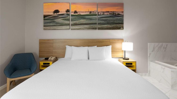 Days Inn & Suites Seaford Suite