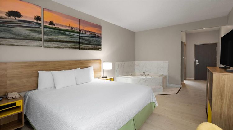 Days Inn & Suites Seaford Suite