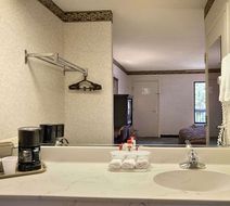 Super 8 Ruther Glen Kings/Dominion Area Room