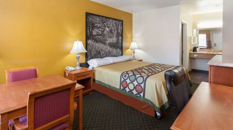 Super 8 Bakersfield South Room