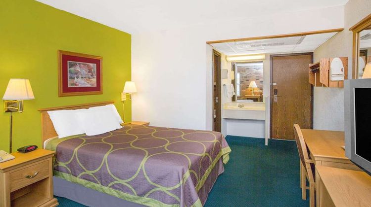 Super 8 Blytheville Room