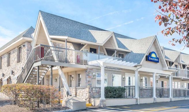 Days Inn Springfield/Phil Intl Airport Exterior