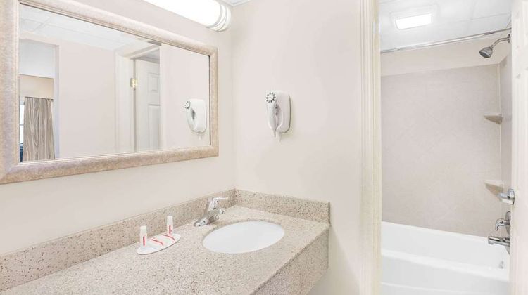 Days Inn Springfield/Phil Intl Airport Room