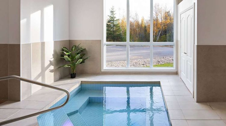 Super 8 Sainte Agathe Des Monts Pool