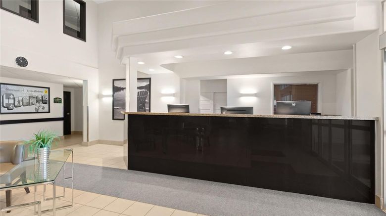 <b>Super 8 Trois-Rivieres Lobby</b>. Images powered by <a href="https://iceportal.shijigroup.com/" title="IcePortal" target="_blank">IcePortal</a>.
