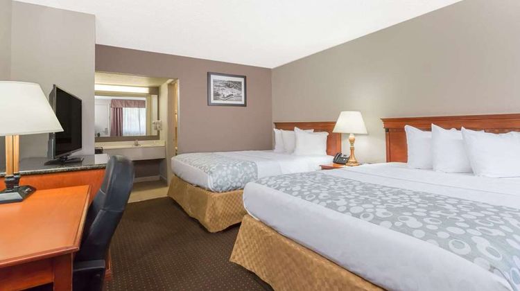 Days Inn by Wyndham Historic Downtown Room