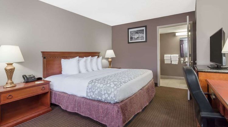 Days Inn by Wyndham Historic Downtown Room