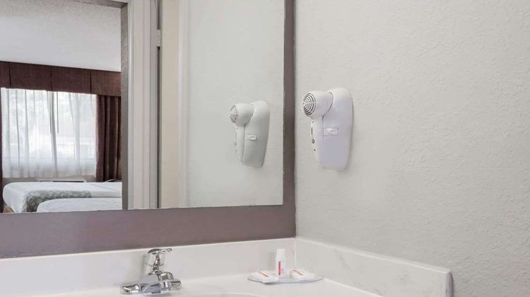 Days Inn by Wyndham Historic Downtown Room