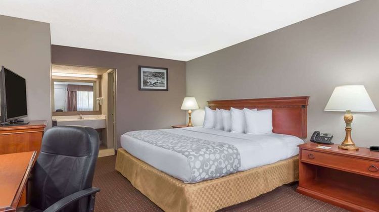 Days Inn by Wyndham Historic Downtown Room