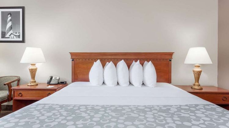 Days Inn by Wyndham Historic Downtown Room