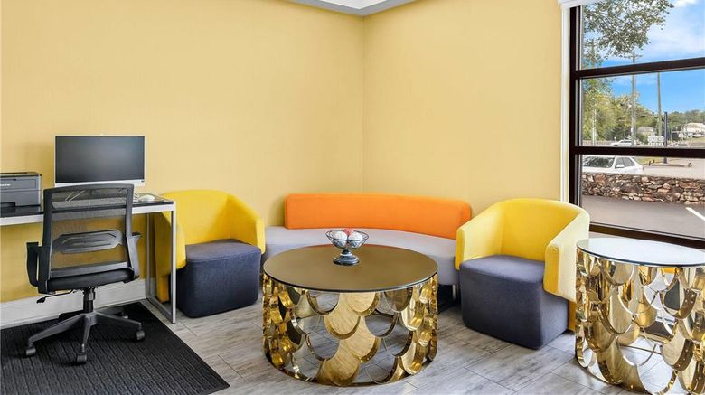 <b>Days Inn Salem Lobby</b>. Images powered by <a href="https://iceportal.shijigroup.com/" title="IcePortal" target="_blank">IcePortal</a>.