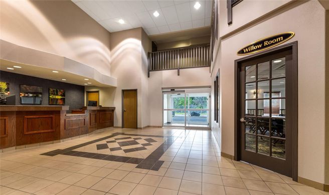 Days Inn Thunder Bay North Lobby